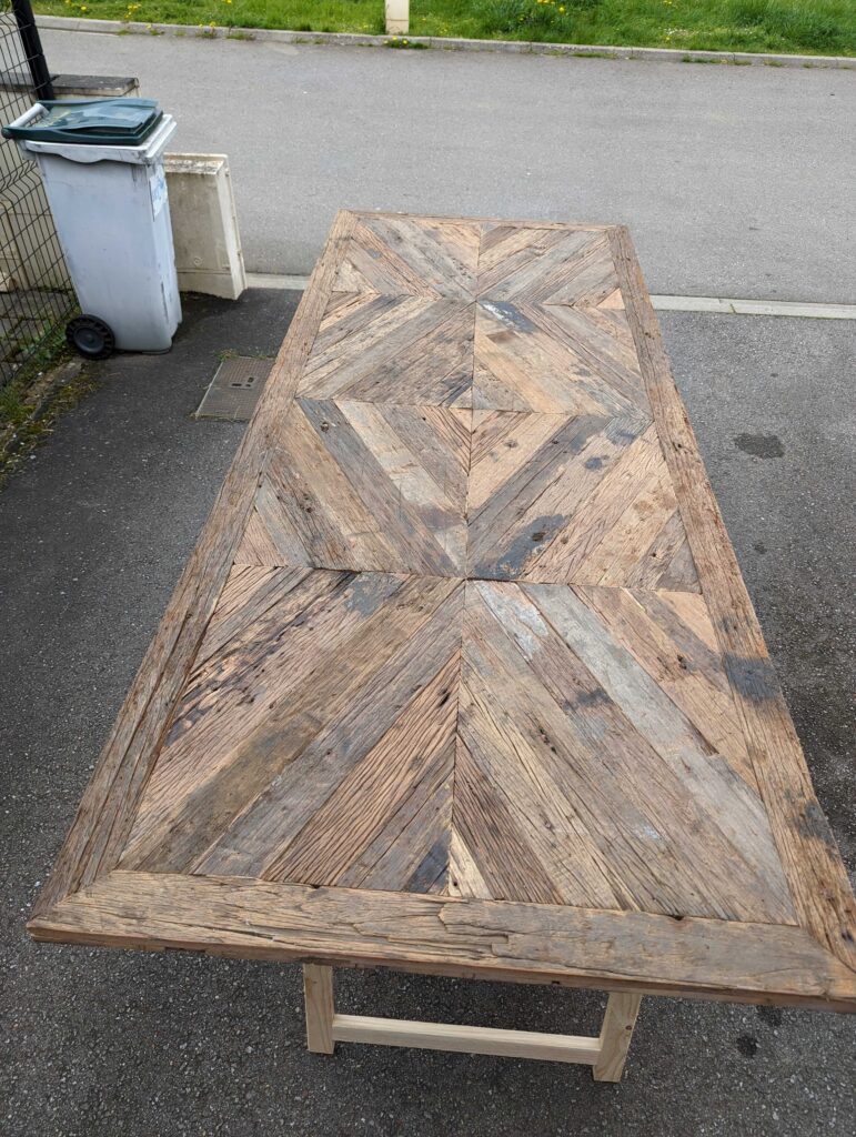 Table de salle à manger en bois, métal et verre.